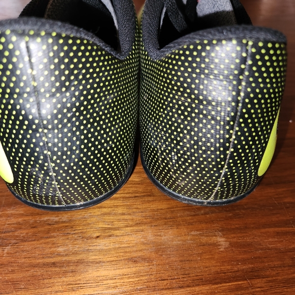 Nike Bravata II soccer cleats size 5Y - Picture 2 of 4
